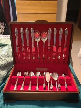 "First Love" 1847 Rogers Bros. Silver Plated Silverware Set with case